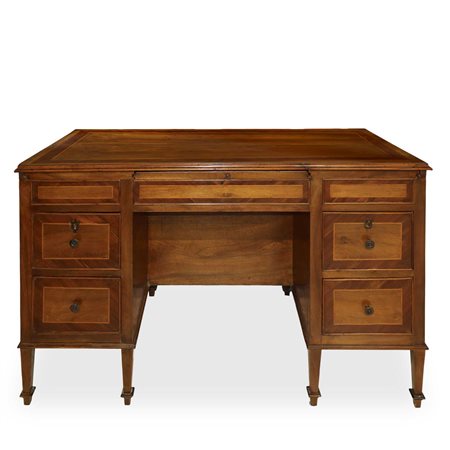 Scrittoio in legno di noce e inserti in palissandro con piano superiore a scorrimento e scomparto posteriore con antina e serratura, cassetto centrale e cassetti ai lati piedi troncopiramidali , 19° secolo