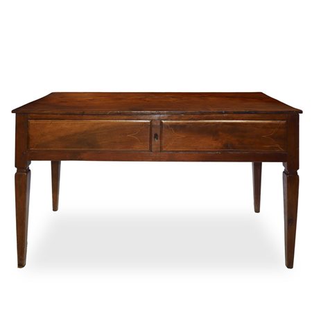 Tavolo in massello di noce con piano e laterali intarsiati  con due cassetti e piedi troncopiramidali