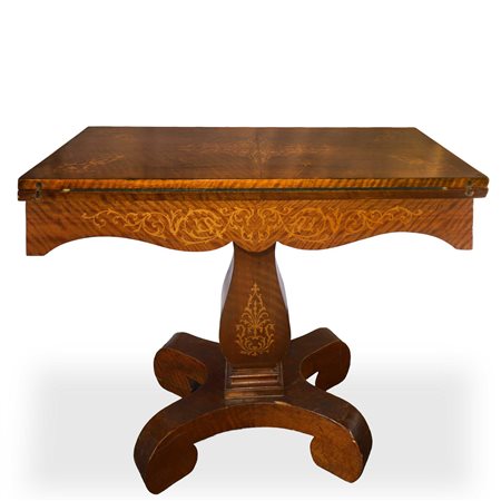 Tavolo da gioco con piano intarsiato a motivi floreali