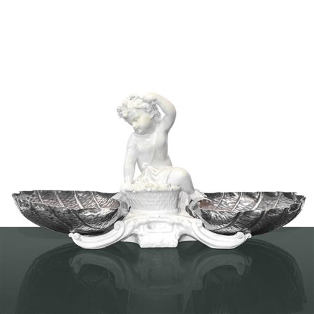 Alzata con putto in porcellana bianca e piatti a guisa di conchiglie in sheffield