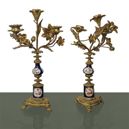 Coppia di candelieri a 3 luci in metallo dorato e porcellana di Sevres