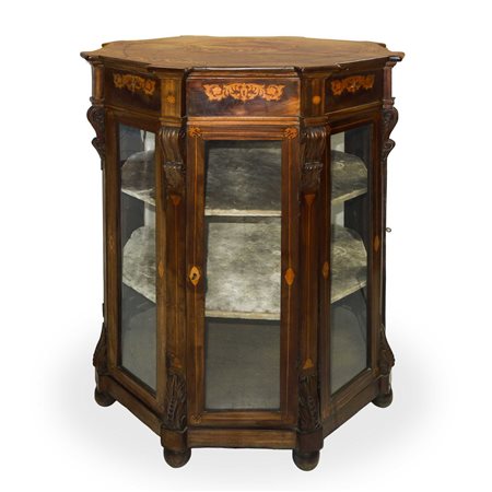 Vetrina ottagonale con intarsi in legni chiari sui cassettini, due mensole interne