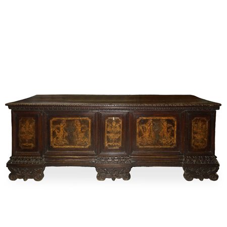Cassapanca con dentellatura ed intarsi floreali e con putti sul fronte, Tuscany 17° secolo