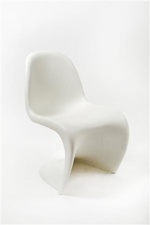 Verner Panton - Vitra (Gamtofte, 13/02/1926 - Copenaghen, 05/09/1998) , (Weil am Rhein, 1950 - ) 
Sedia modello "Panton" XX secolo.
 Cm 86x50x61