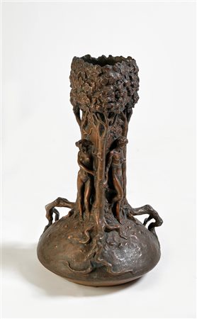 Achille Tamburlini - Raffaele Carbonaro (Trieste, 1873 - Roma, 1958) , (1871 - 1914) 
Grande vaso in terracotta galvanizzata in rame 1900 ca.
 Cm 57x33 Ø
