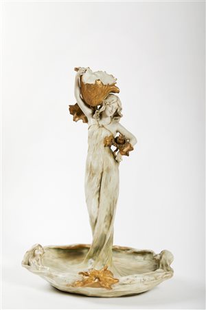 Eduard Stellmacher (1868 - 1929) 
Scultura raffigurante fanciulla con fiori 1899 ca
 Cm 71x49x34