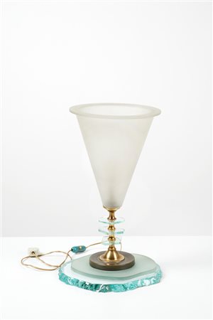 Fontana Arte (attribuito a)  
Lampada da tavolo in vetro opalino con base in cristallo e ottone Anni ‘50
 Cm 40x23x20