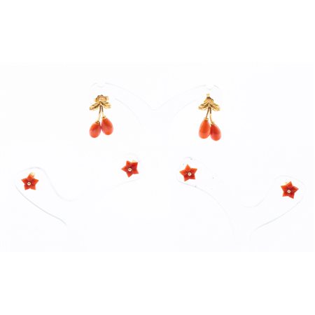 TRE COPPIE DI ORECCHINI in oro giallo 18 KT con corallo