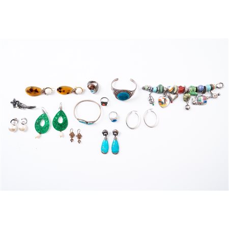 TRE BRACCIALI, TRE ANELLI, SPILLA, SEI PAIA DI ORECCHINI