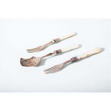 MAN. INGLESE FINE XIX SECOLO, 2 piccole forchette e cucchiaio