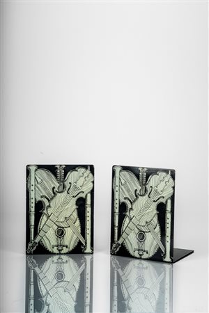 Piero Fornasetti (Milano 10/11/1913 - Milano 09/10/1988)  - Coppia di fermalibri, decoro strumenti musicali, 1960 circa