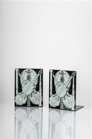 Piero Fornasetti (Milano 10/11/1913 - Milano 09/10/1988)  - Coppia di fermalibri, decoro strumenti musicali, 1960 circa