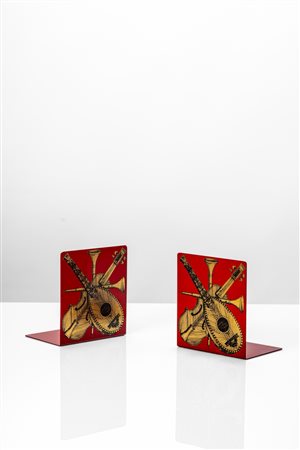 Piero Fornasetti (Milano 10/11/1913 - Milano 09/10/1988)  - Coppia di fermalibri, decoro strumenti musicali, 1960 circa