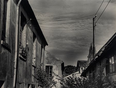 Ilse Bing (1899 - 1998)  - Cour à côté du métro de St Jacques, Paris, 1947
