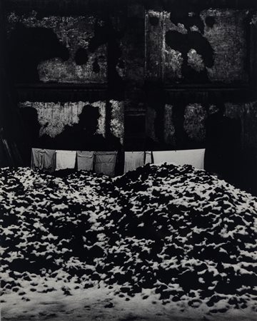 Paolo Monti (1908 - 1982)  - Cortile a Milano, 1956