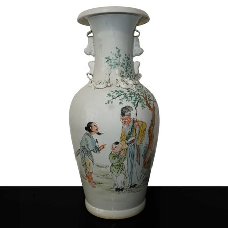 Vaso cinese Qian Jiang con decorazione a rilievo sul collo e raffigurazione di scene di vita sul fronte, 19°/20° secolo