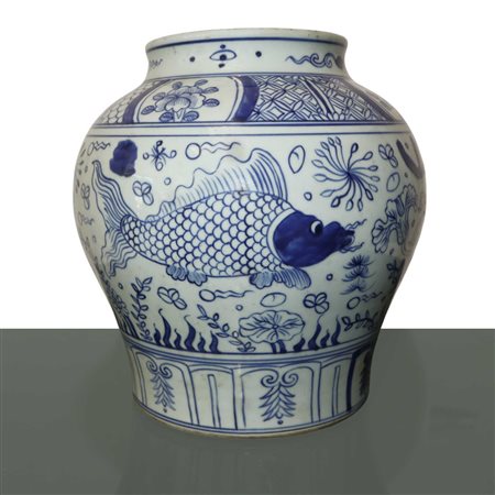 Vaso cinese in porcellana nei toni del blu e del bianco con decori di pesci e alghe, Ming dinastia