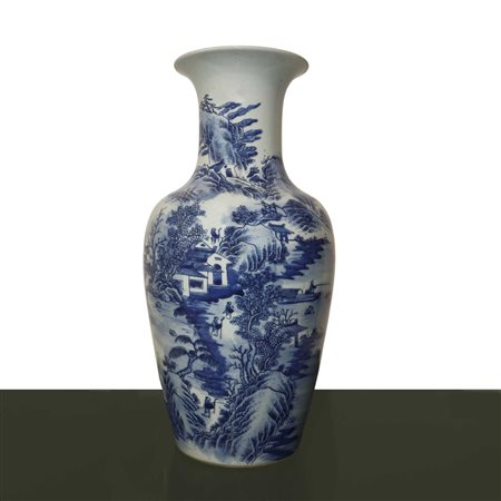Vaso cinese in porcellana decorata nei toni del bianco e del blu con scene raffiguranti un villaggio rurale