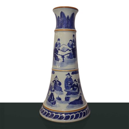 Lampada cinese decorata con scene di vita quotidiana nei toni del blu e del bianco, Qing dinastia 18° secolo