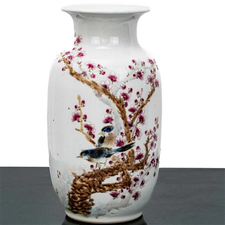 Vaso cinese dipinto sul fronte con fiori di pesco e uccello, 19°/20° secolo