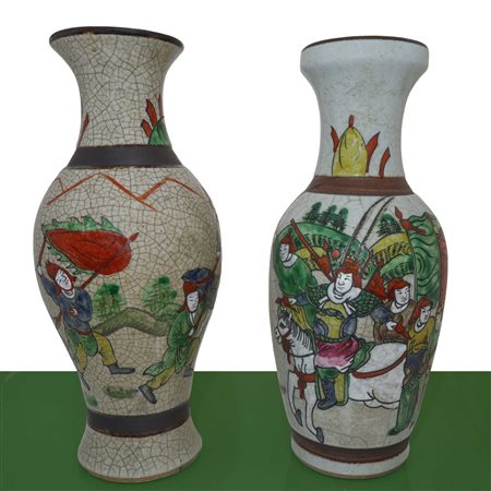 Coppia di vasi con decoro policromo raffigurante soldati, Qing dinastia, 19° secolo.