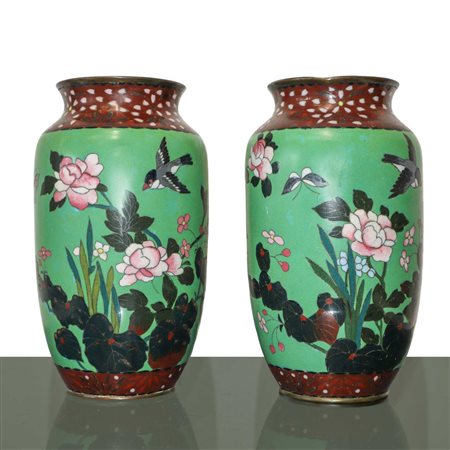 Coppia di vasi cinesi in metallo cloisonnet con decori floreali