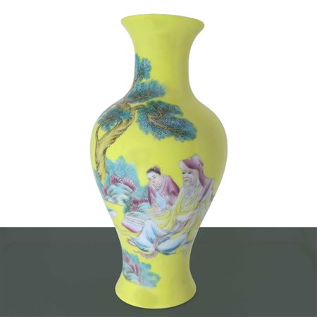 Bottiglia nei toni del giallo con raffigurazioni policrome di personaggi, 19° secolo