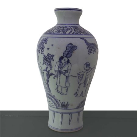 Bottiglia in stile dinastia Qing, nei toni bianco e blu con raffigurazione di personaggi, 19° secolo