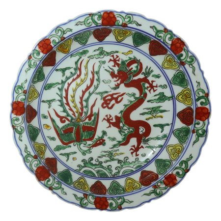 Piatto con decoro policromo di drago e fenice, Yuan or Ming