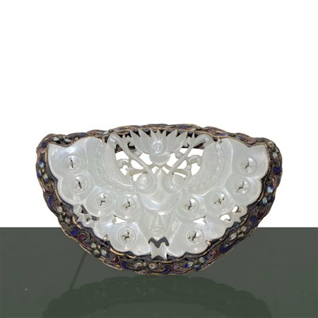 Spilla cinese in argento e giada bianca traforata interamente a mano