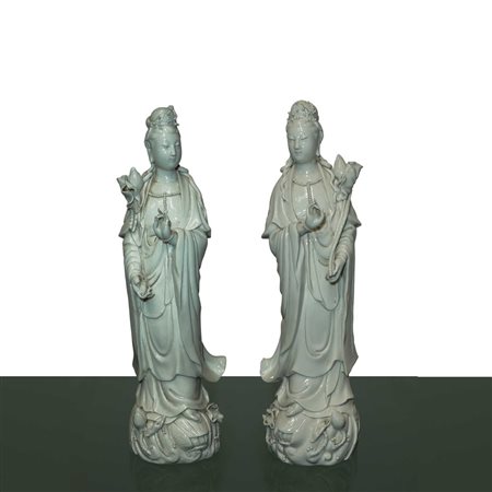 Coppia di guanin blanc de chine con fiore di loto, Republic Periodo