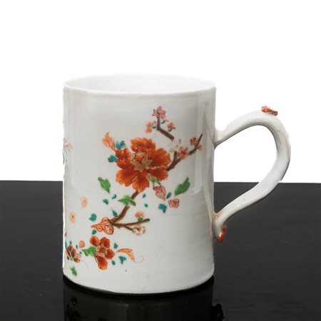 Tazza da te, famiglia rosa, con decori floreali e decori sul manico, Qianlong 18° secolo