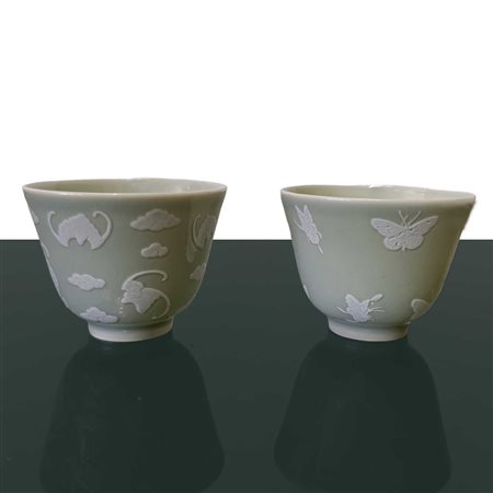 Piccole ciotole con decori bianchi di farfalle in rilievo, Republic Periodo 20° secolo