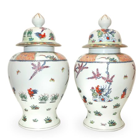 Poutiche cinesi in porcellana bianca con decori floreali