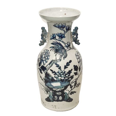 Vaso cinese in porcellana bianca con decori azzurri su base in legno