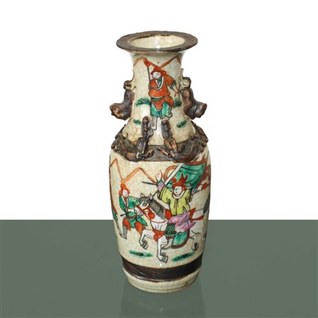 Vaso cinese dipinto policromo con scene di guerrieri in battaglia e decori a rilievo, Qing dinastia