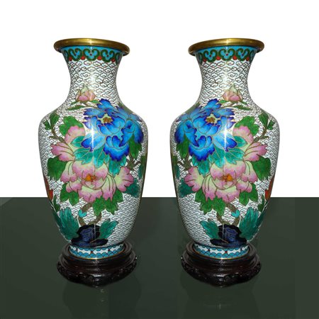 Coppia di vasi cloisonnet con fondo bianco e decori floreali con base in legno
