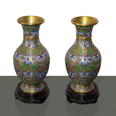 Coppia di vasi in metallo con smalti cloisonnet blu e bianchi