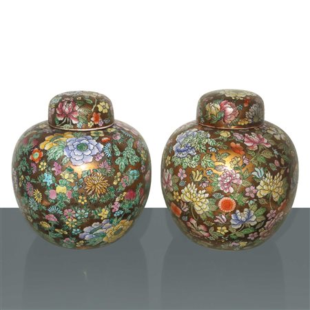 Coppia di poutiche cinesi con decori floreali in smalti policromi a rilievo