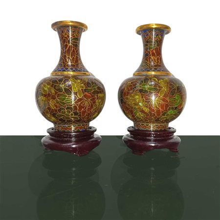 Coppia di vasi cloisonnet nei toni del marrone  con base in legno