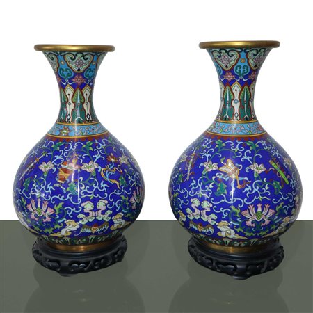 Coppia di vasi cinesi in metallo cloisonnet, primi 20° secolo