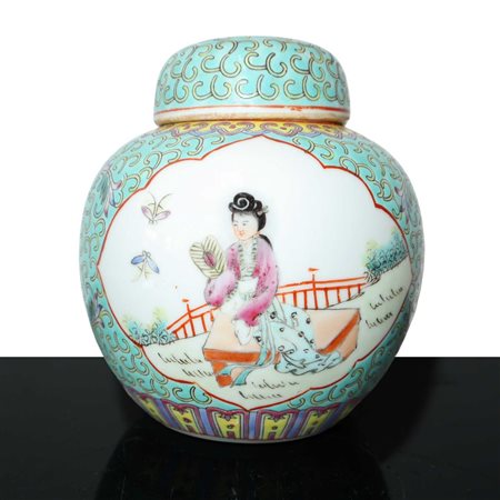 Poutiche cloisonnet portazenzero con scene di genere sul fronte e sul retro