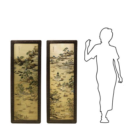 Coppia di pannelli cinesi con ricamo entro cornice in legno