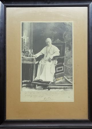  
Pio X, Papa, fotografia autografata (testo in latino) 1904
 cm.53x70