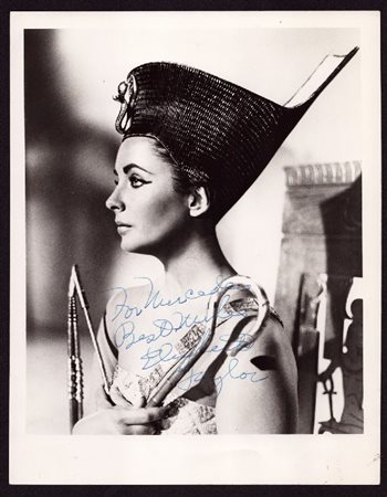  
Taylor, Liz - Foto con dedica ed autografo 1950s
 cm.21x27,5