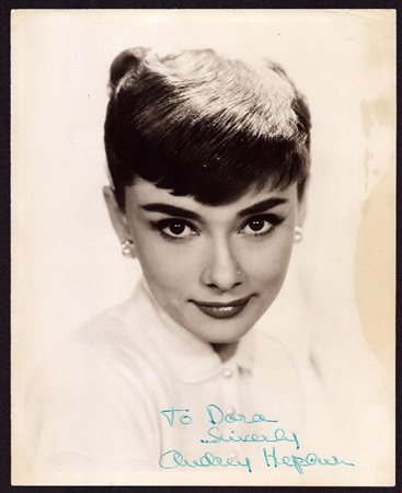 
HEPBURN, Audrey - Fotografia con dedica ed autografo 1950s
 cm.20,5x25