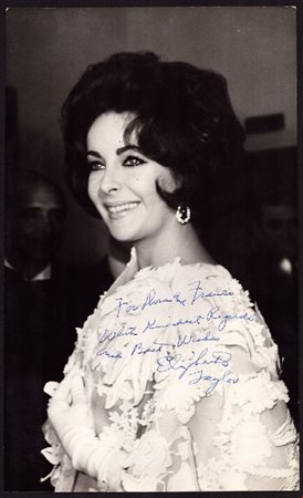  
TAYLOR, Lyz - fotografia con dedica ed autografo 1960s
 cm.24x40