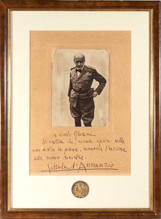  
D'Annunzio, Gabriele - Foto con dedica, firma e medaglia 1929
 cm.30x42
