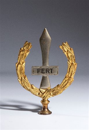  
Prima Guerra Mondiale - Arditi - Puntale FERT 1930s
bronzo cm.16x13