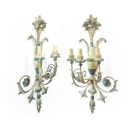 Coppia di appliques in legno colorato celeste e bianco